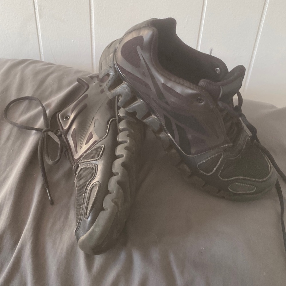 Reebok Sneakers   Great Shape  Size 7